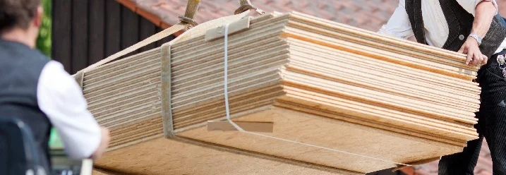 Holzplatten werden mit einem Kran gehoben